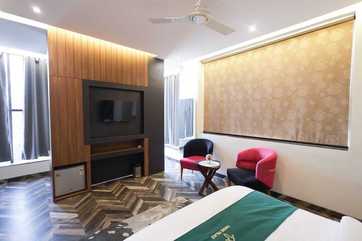 Room 4 of 13