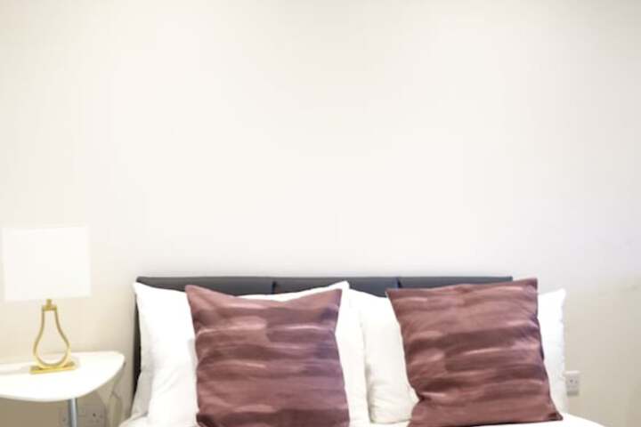Room 7 of 102