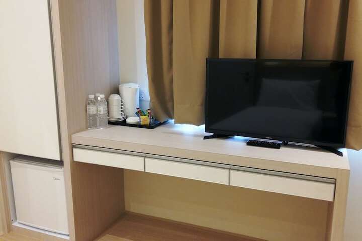 Room 6 of 12