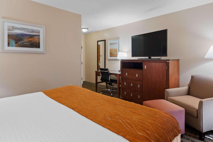 1 King Bed Microwave and Refrigerator High Speed Internet Accessible Full Breakfast (8 of 12)