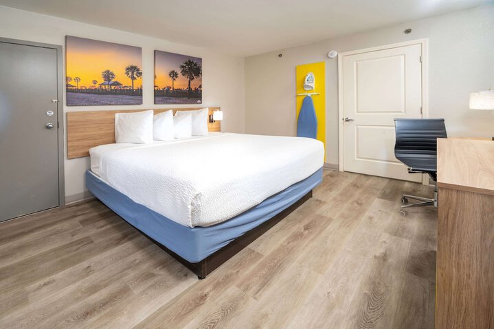 1 King Bed (13 of 13)
