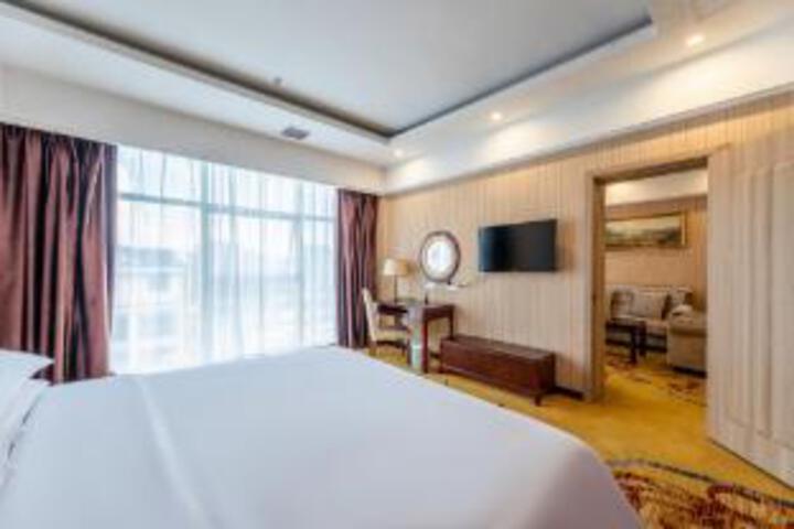 Room 17 of 18