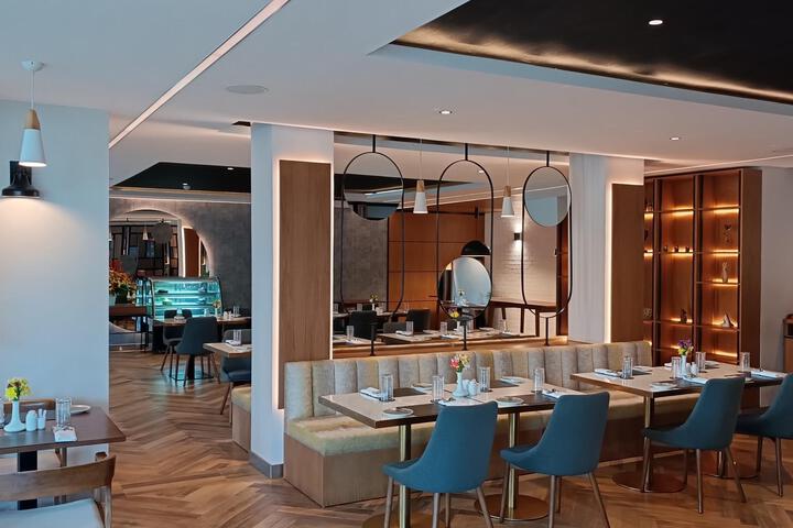 Dining 7 of 70
