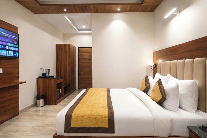 Room 4 of 9