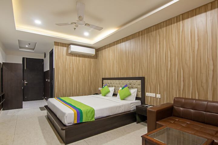 Room 10 of 32