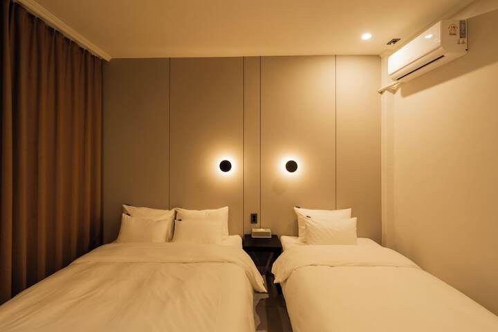 Room 26 of 80