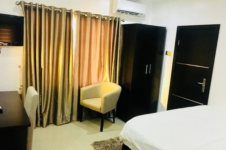 Room 9 of 23