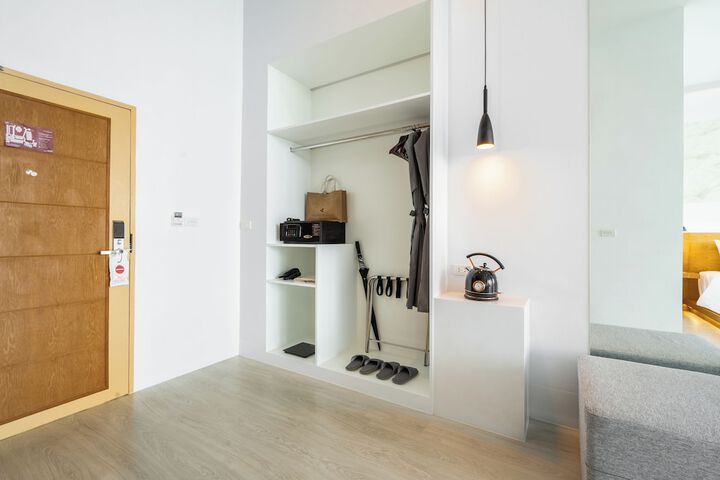 Room 4 of 107