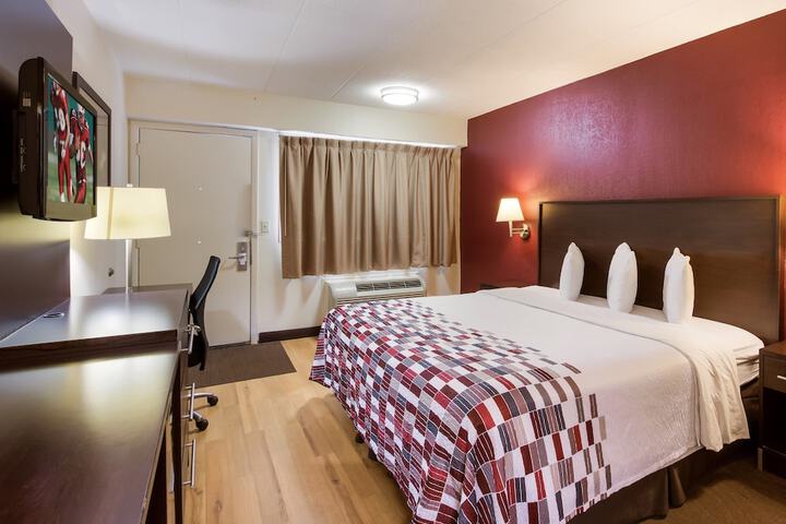 Deluxe King Bed (4 of 18)