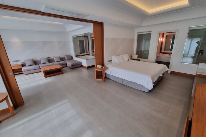 Room 15 of 100