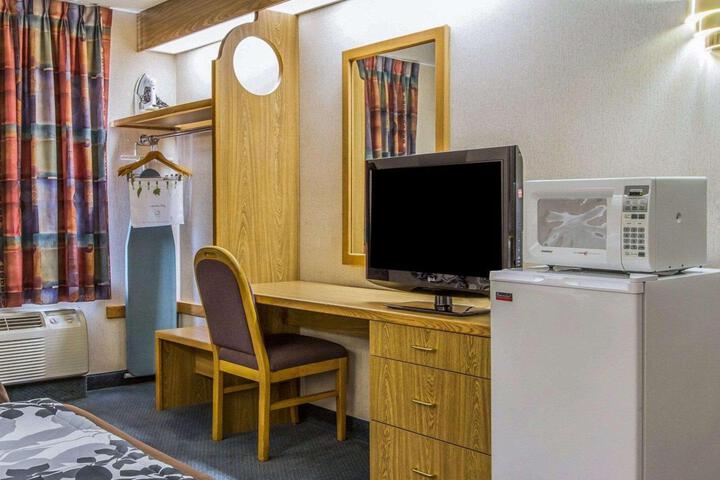 1 Queen Bed Accessible (2 of 6)