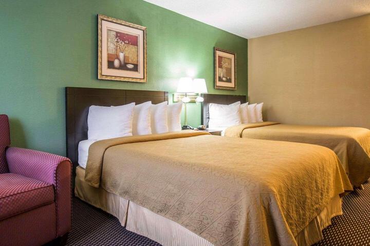 1 Queen Bed Accessible Room (10 of 13)