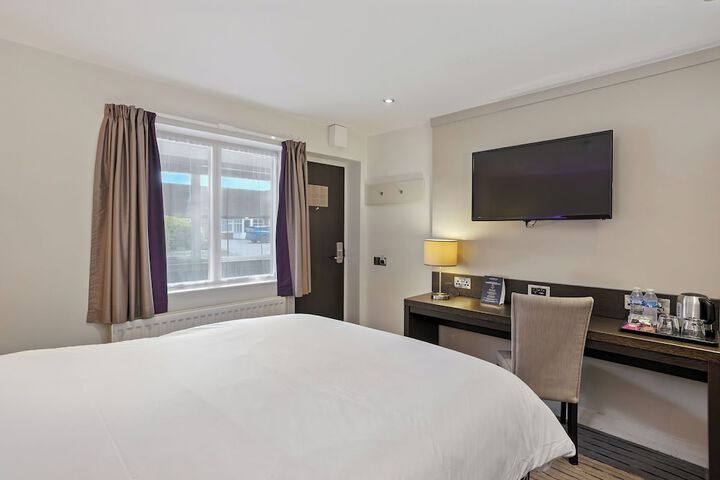 Room 4 of 32