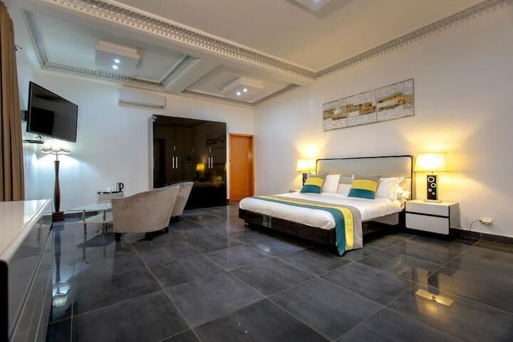 Room 4 of 15
