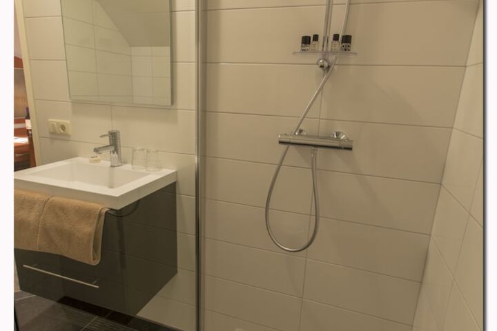 Room 5 of 32