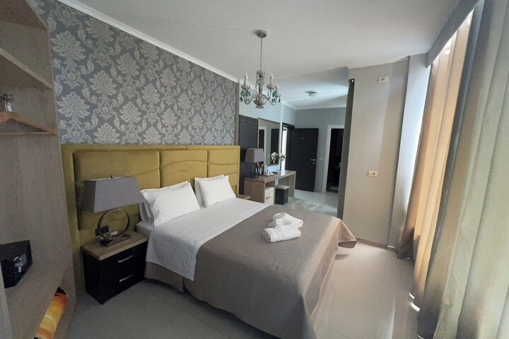 Room 5 of 9