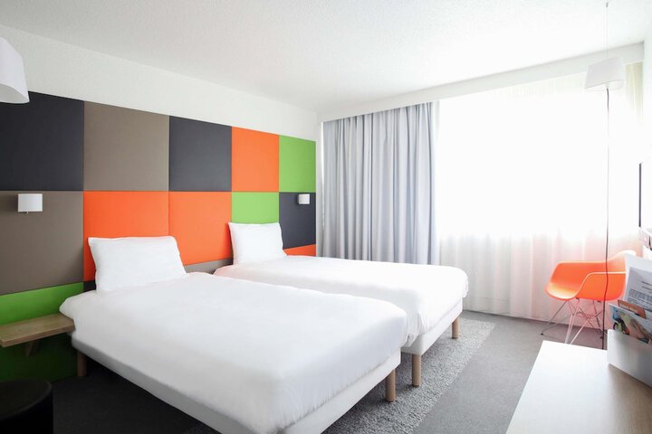 Room 11 of 33