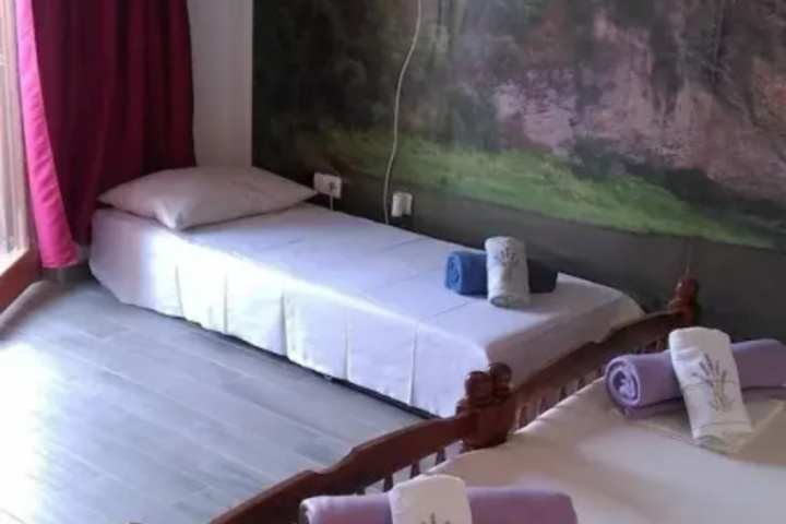 Room 4 of 8