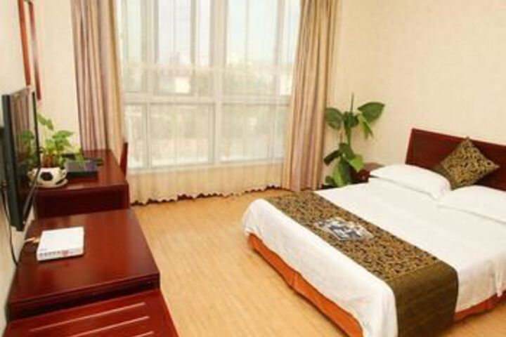 Room 5 of 18