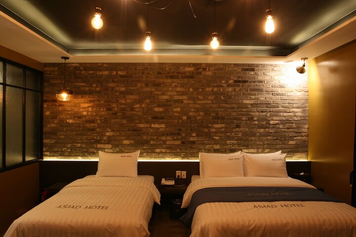 Room 12 of 32