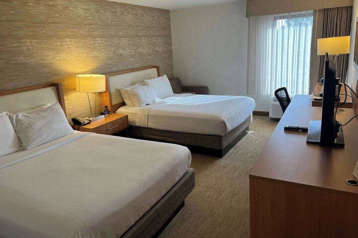 2 Queen Beds (2 of 13)