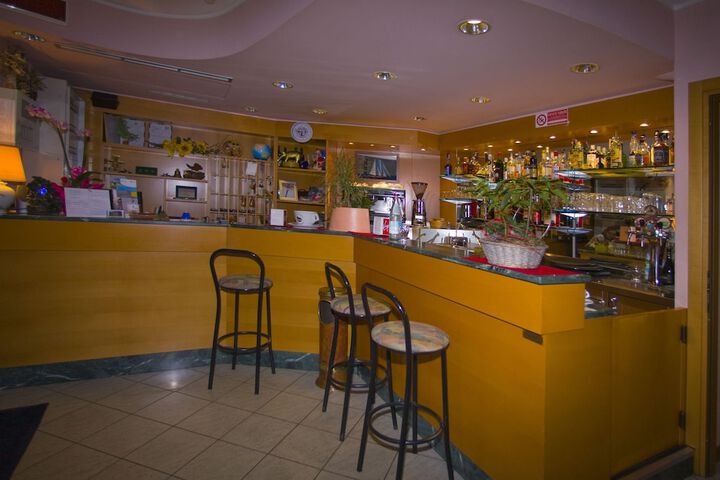 Lounge 29 of 47