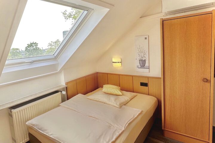 Room 13 of 30
