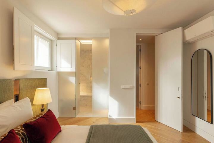 Room 28 of 193