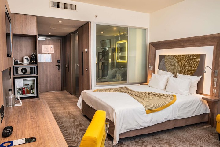 Room 4 of 216