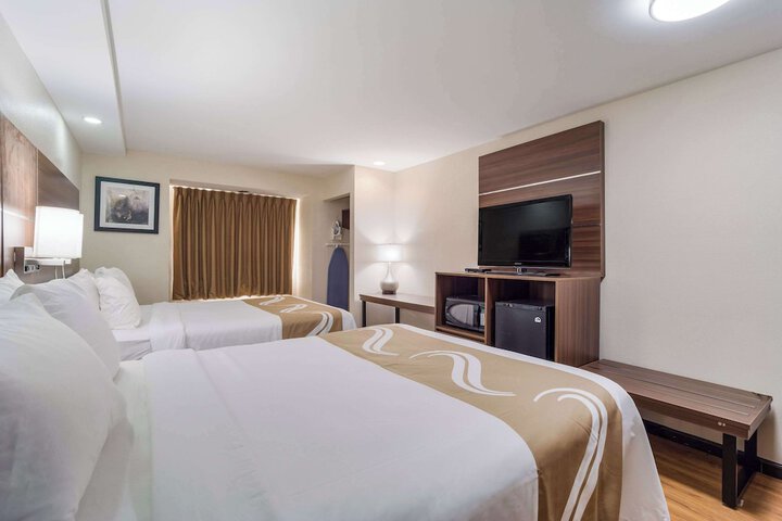 2 Queen Beds (5 of 10)