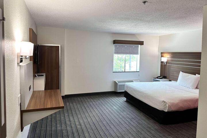 1 Queen Bed (7 of 13)