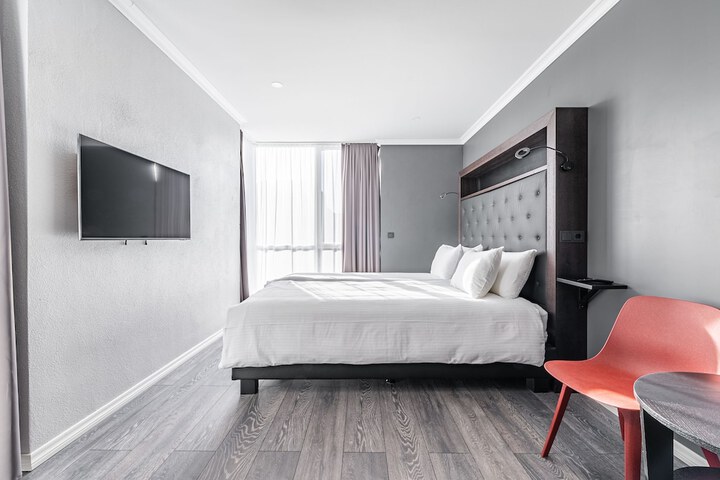 Room 6 of 35