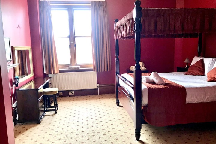 Room 28 of 109