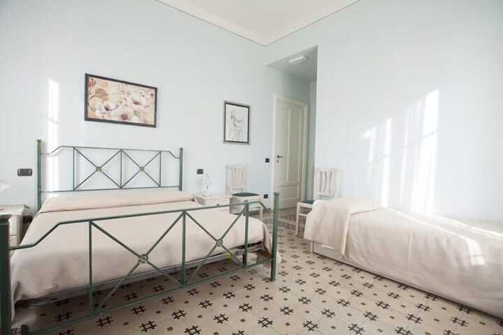 Room 6 of 12