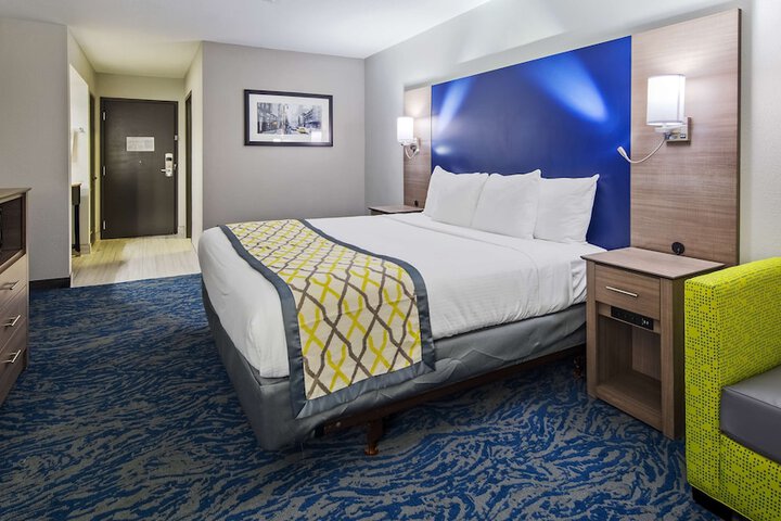 1 King Accessible Bathtub Microwave and Refrigerator WiFi Full Breakfast (7 of 12)