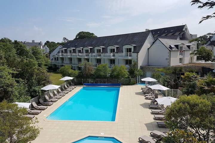 Hotel with Pool