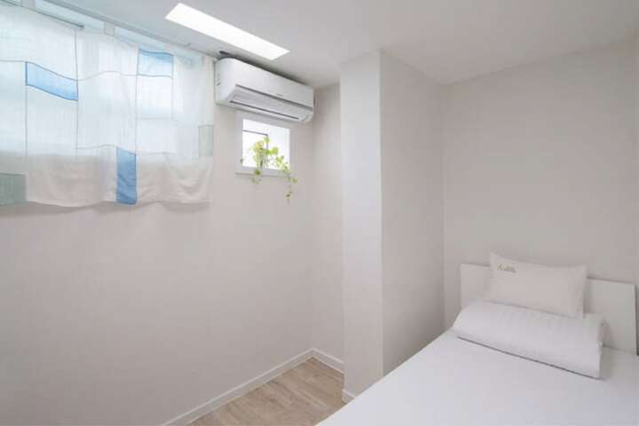 Room 16 of 60