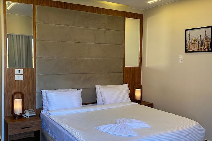 Room 33 of 77