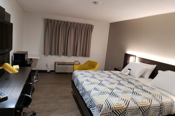 1 King Bed Micfridge (4 of 14)