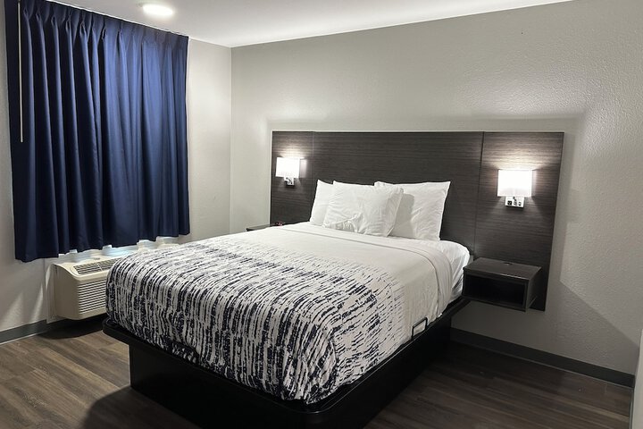 1 Queen Bed (12 of 14)