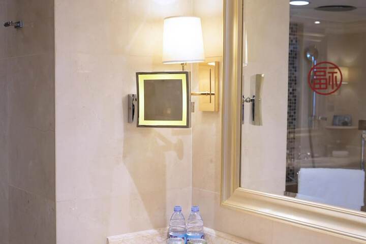 Room 100 of 378