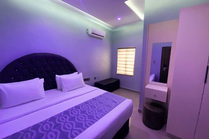 Room 13 of 27