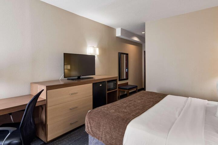 1 King Bed (1 of 20)