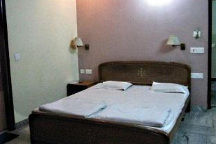 Room 2 of 5