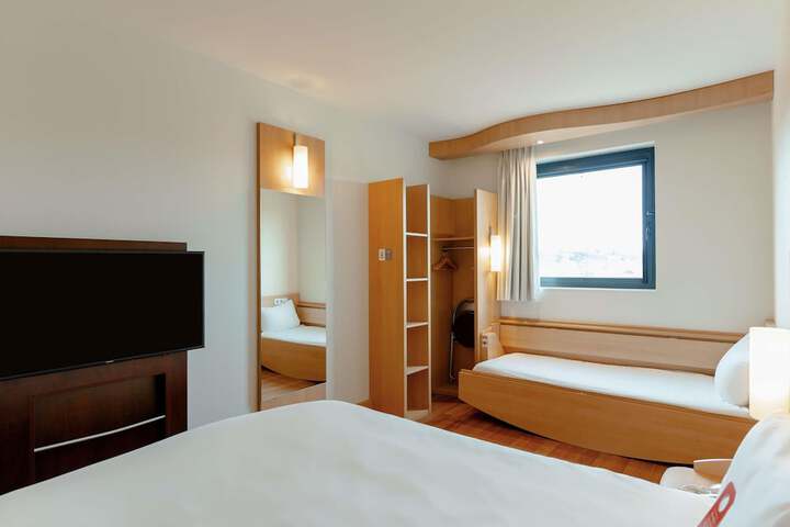 Room 28 of 98