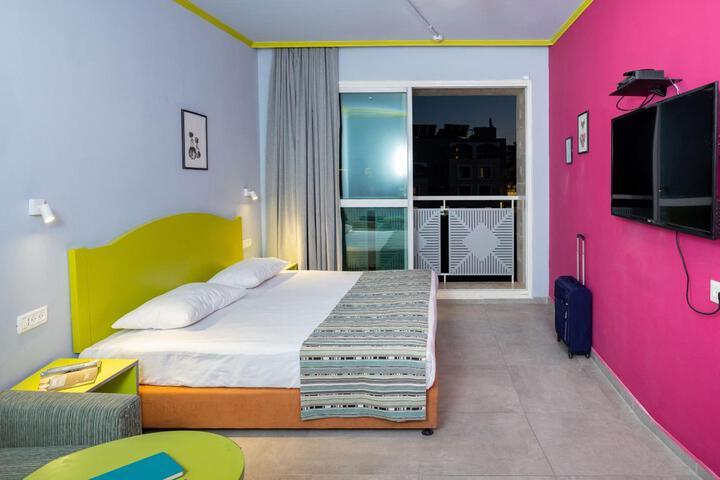 Room 52 of 115