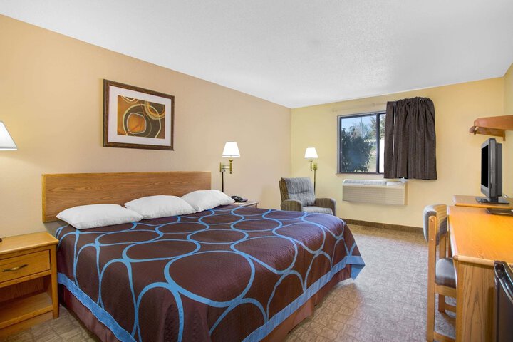 1 King Bed (1 of 8)