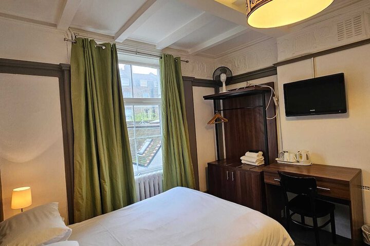 Room 4 of 37