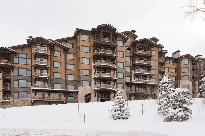 Exterior of Silver Strike Lodge at Deer Valley