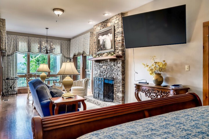 Snug Hug Queen Suite with Fireplace (48 of 131)